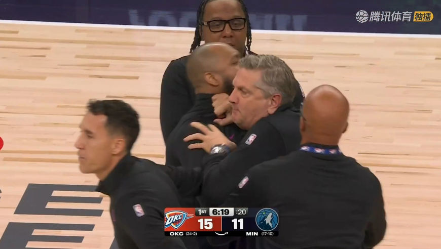 原声回看森林狼主帅芬奇进场狂骂裁判被直接驱逐全过程：拉都拉不住