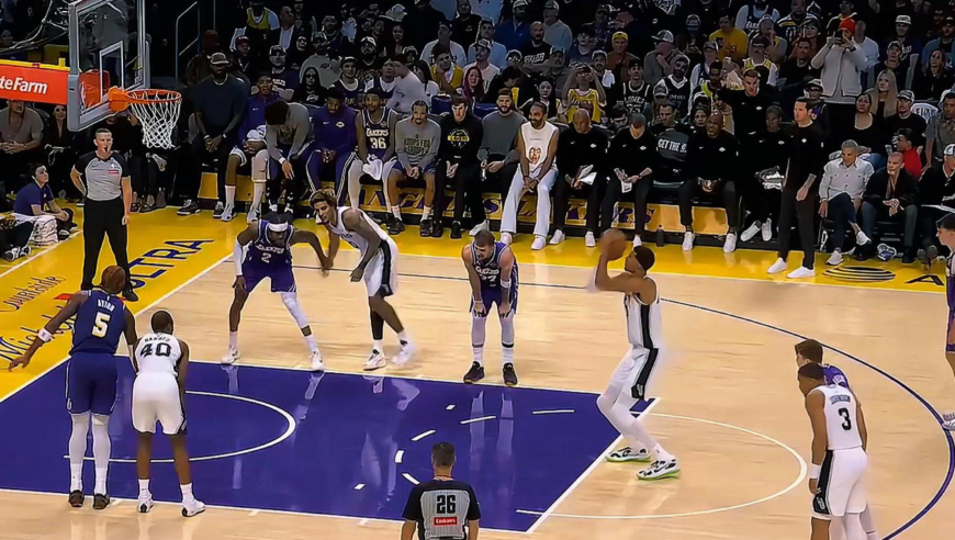 裁判不演了？马刺两分钟造成湖人四次犯规 得分全部来自罚球线