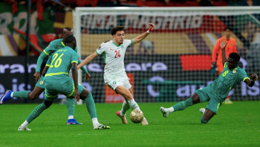 一地鸡毛！非洲杯决赛：客队补时进球被吹 被改判点球罢赛 球迷冲进场打人