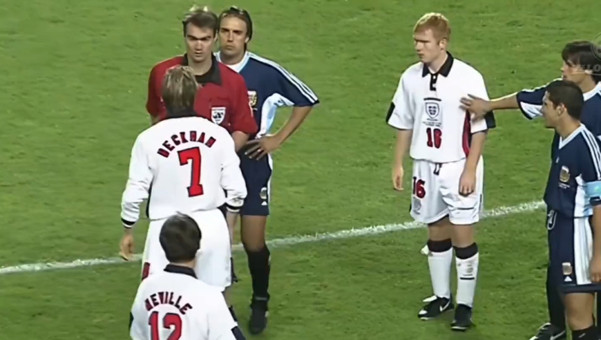 体坛记忆｜足坛十大最快红牌，这都是着急打卡下班吗？