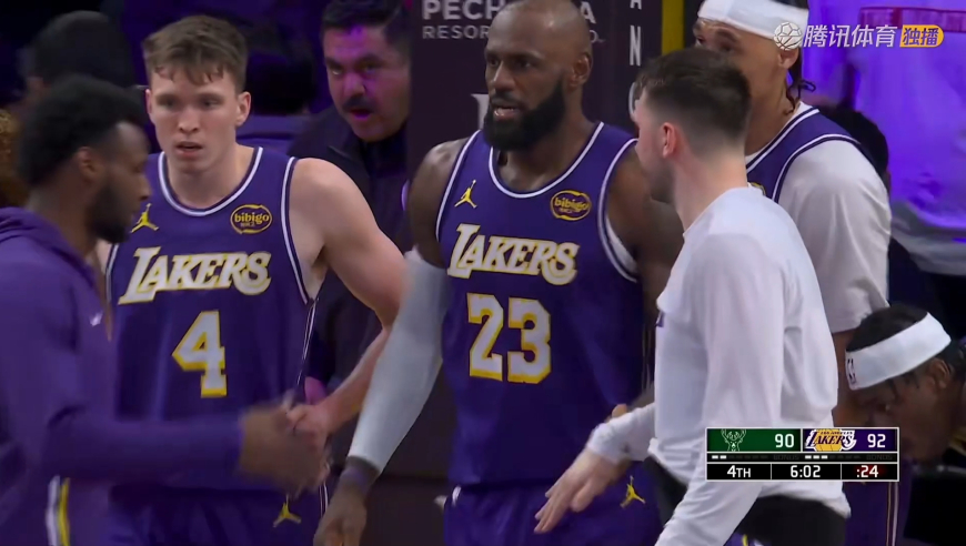 燃尽了！詹姆斯单挑点名字母还抢断上篮反超 险些受伤队友全体起立