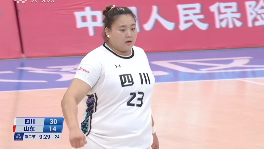 女篮奥尼尔！刘禹彤18+8集锦 推土机式持球冲筐谁敢挡