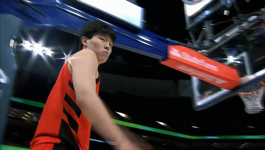 低开高走！杨瀚森末节适应强度连续单打伊迪 转身暴扣+左手勾手