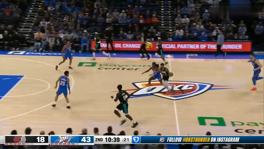 杨瀚森这球帅了！秀得雷霆众将找不着北，全场球迷疯狂欢呼