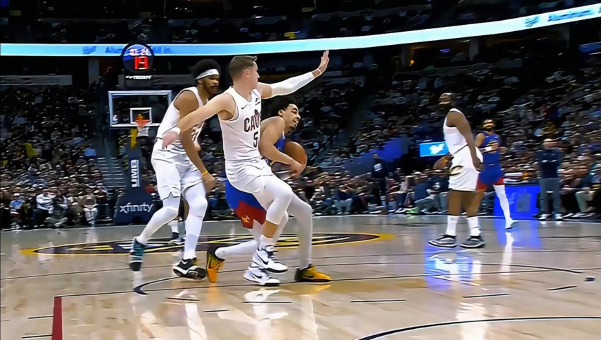 奇兵发威！斯特劳瑟2+1再进三分轰11分助掘金开场轰15-2反超骑士