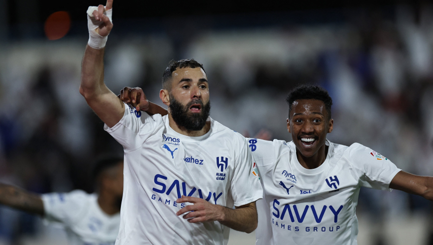 戴帽+独造4球！38岁本泽马完美首秀：率队6-0终结3连平，3分领跑