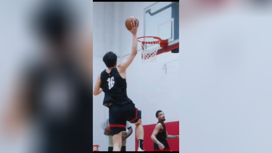 杨瀚森今天训练视频：多次上演扣篮，跟队友谈笑风生