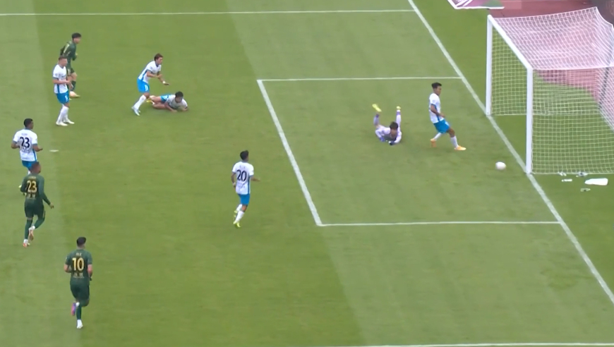 厉害了！青岛西海岸虽负李昊仍延续火爆状态，屡献神扑连续化解王钰栋爆射高迪单刀