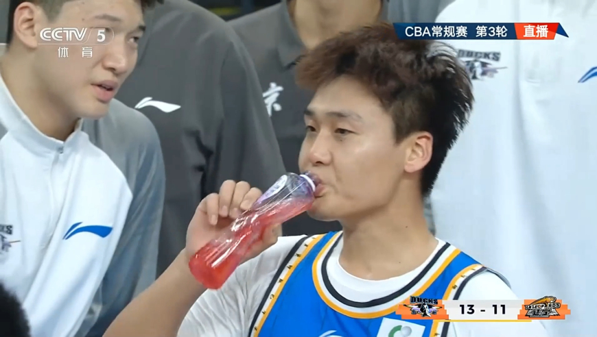 比赛太激烈！首节比赛赵睿付豪雷蒙 三人均两次犯规无奈下场