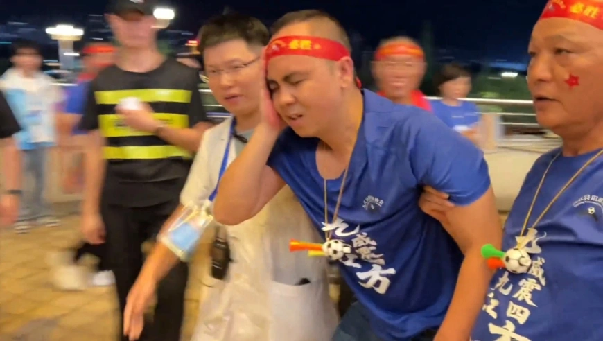 乱成一团！赣超多场现冲突：球员围攻裁判主帅暴怒染红+扔瓶子砸伤人