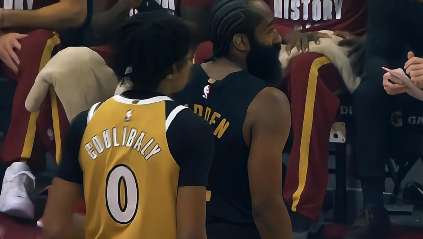 双核驱动！哈登与米切尔开场连攻带传接管骑士轰出16-3梦幻开局