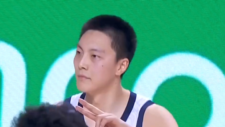 广东3消息！胡明轩深夜发声，徐杰新发型遭吐槽，焦泊乔化身易建联