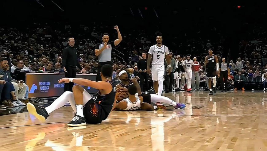 较上劲了！马刺太阳半场前一分钟对轰14分+集体冲突连吃技犯