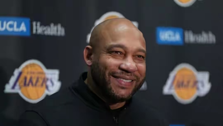 近11战9败！东部第一豪阵崩盘，球员召开内部会议，新主帅遭不满