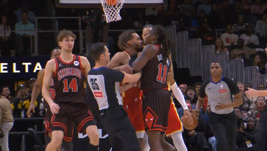 老鹰公牛冲突完整版：约翰逊与布泽利斯起冲突 特雷杨拍多森姆屁股引发群殴