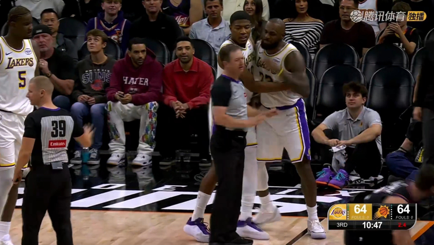 詹姆斯罕见急眼！老詹疑似被狄龙拿球拍到身上 发怒质问险些打架