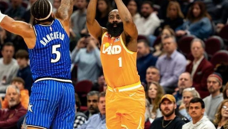 大反扑！骑士单节40分反超4分：全场开心欢呼，哈登轰22分4助