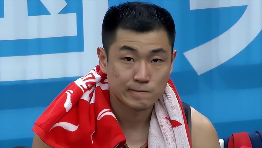 山东队闹笑话！最后1秒本该投绝平3分却选择2分，高诗岩怒怼球迷