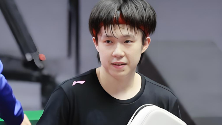 王楚钦醉酒走太空步撞旋转门，许昕秒变乖宝倒地就睡，国乒酒局成搞笑真人秀