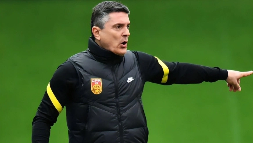 国足VS乌兹别克斯坦首发浮现：4231出击，徐彬坐镇蒯纪闻领衔，拜合拉木冲锋