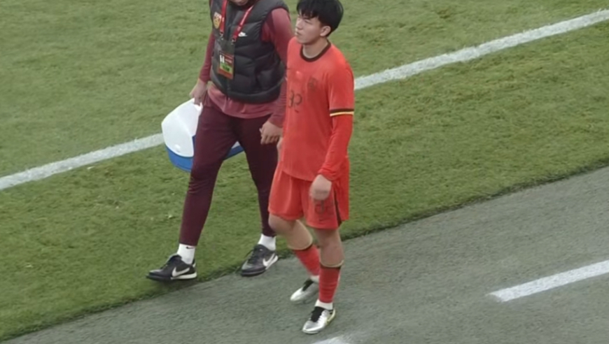 王博豪伤退！禁区被撞倒无点，麦麦提江争议判罚，李新翔替补出场