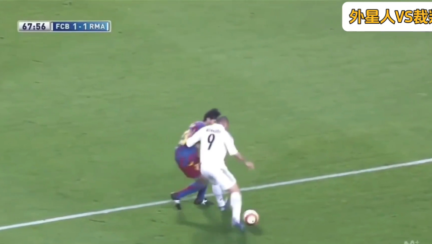 体坛记忆｜外星人罗纳尔多明目张胆报复裁判，足球场上居然还能这么干？