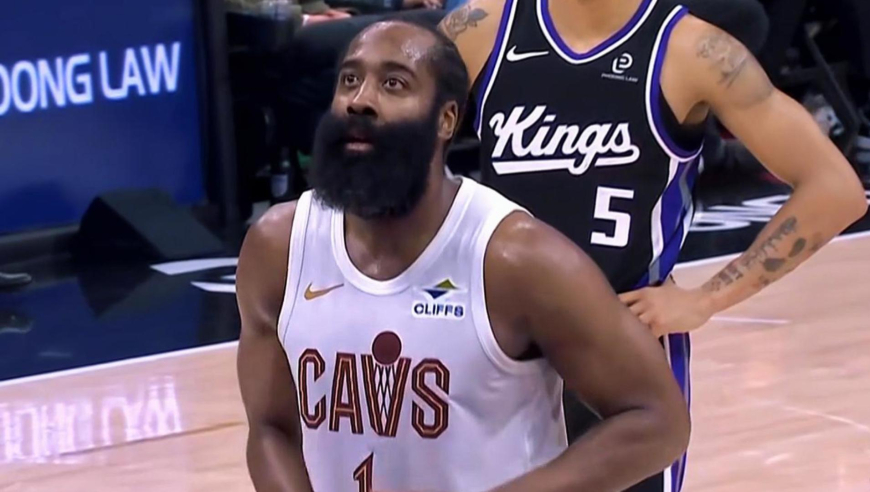 骑士登神！哈登骑士首秀vs国王23分8助攻集锦：末节轰15分定胜局