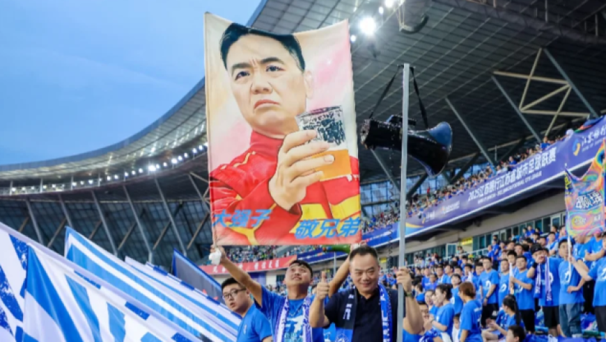 刘强东和乡亲大排档喝酒，章泽天打网球变学生！大佬夫妇为啥接地气了？