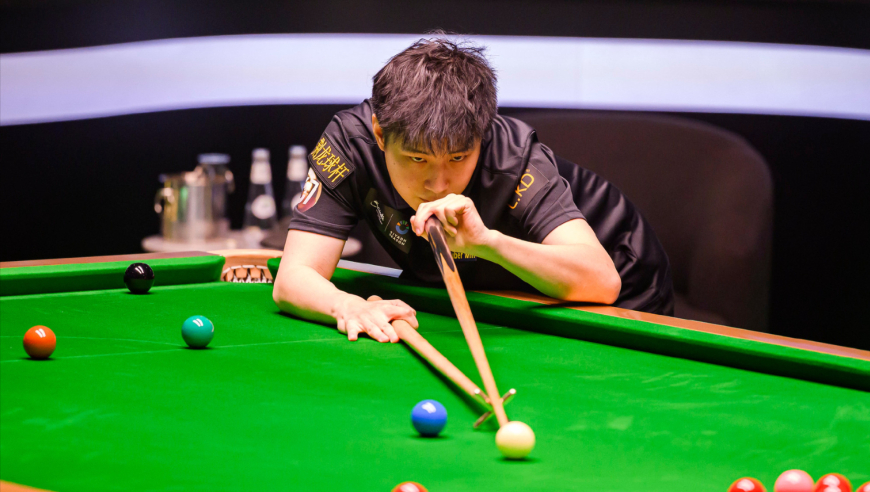 罗伯逊清彩演小品 大力抡进黄球完事母球摔袋 赵心童笑纳大礼