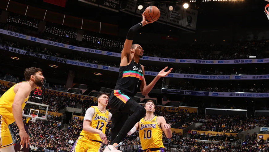 NBA历史首人！文班亚马仅用26分钟就砍下40分12篮板，一己之力打爆湖人