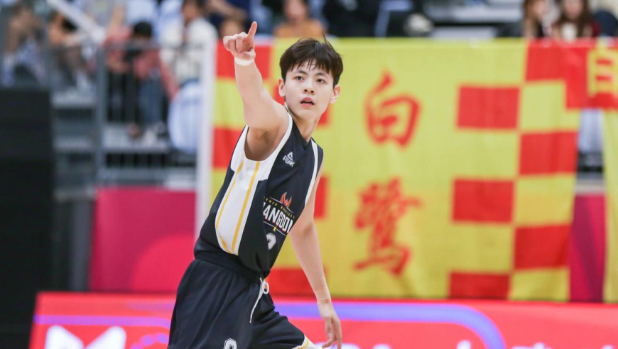 帅爆了！杨舒予回拉三分+一条龙上篮惊呆解说 直呼：这是吉诺比利