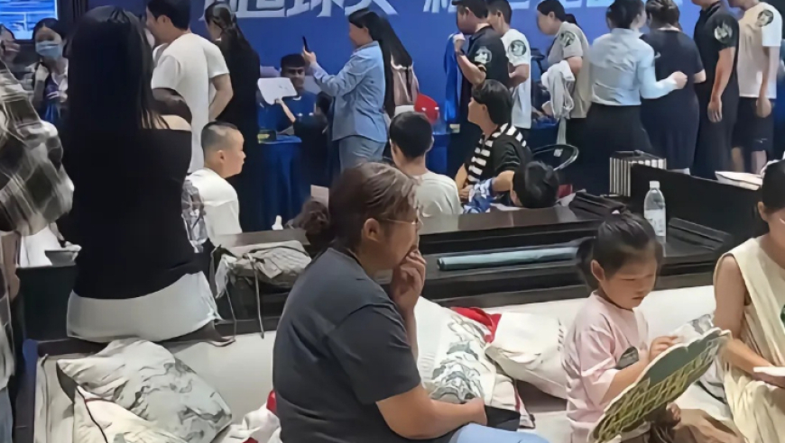 “苏超”打脸来得太快！北京日报被喷刚删帖，宿迁“卖房门”就爆了，“玩梗成瘾”终于玩崩了？