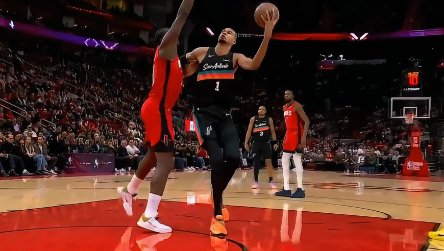 打穿了！文班亚马造卡佩拉犯规+强投杜兰特 无差别单打击穿火箭