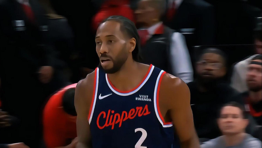 较上劲了！莱昂纳德篮下三分线外接连跳投 杜兰特助攻小贾回应三分