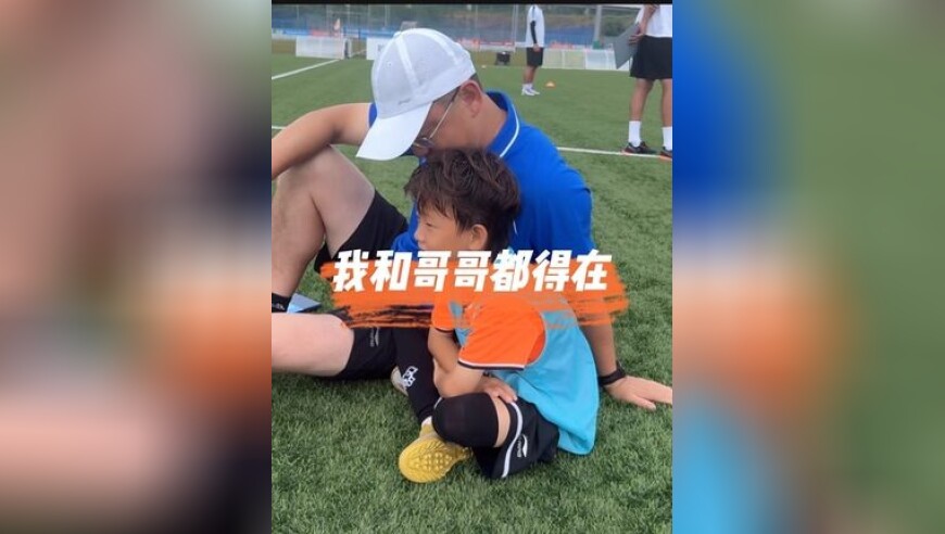 15梯队孟祥启航的弟弟孟祥宇航和孙导的机智对话,看得出来弟弟是真的很喜欢嗨球大家庭了
