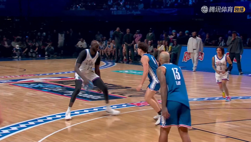 这怎么防？法尔运球突破一条龙转身单臂扣篮得手 对手球员只能目送