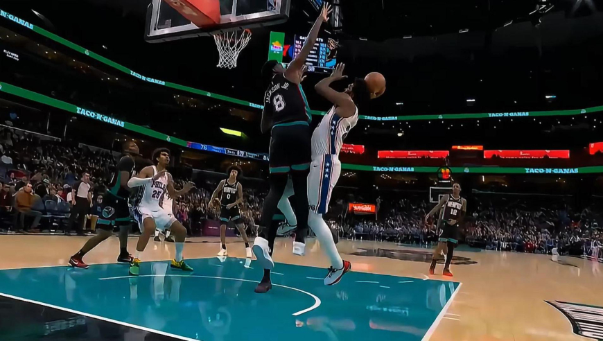 碰瓷型中锋！恩比德连续两次离谱动作造灰熊犯规 解说都看不下去了