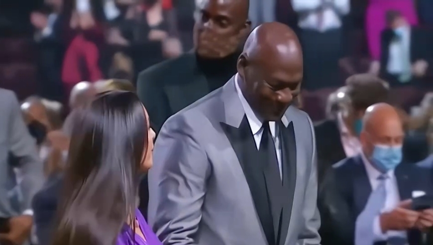 瓦妮莎和60岁的乔丹相恋？无下限的言论抹黑科比和乔丹的关系