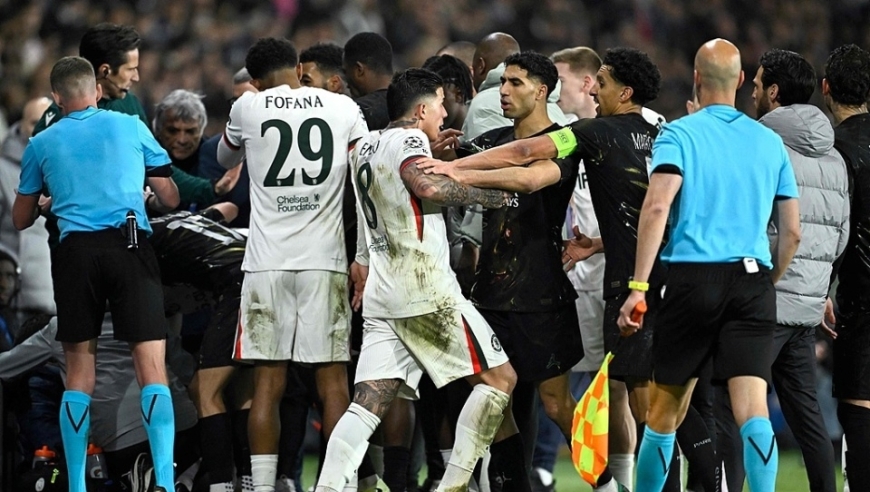 心态崩了？葡萄牙6000万巨星欧冠推倒球童！险引冲突：我已送他球衣