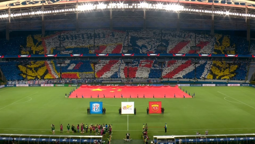 壮观！上海德比申花看台打出巨型队徽TIFO，演员陈龙领唱国歌