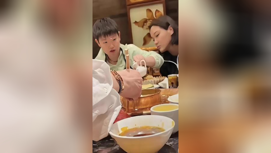 孙颖莎王曼昱蒯曼聚餐！莎莎一路小跑，心情很不错