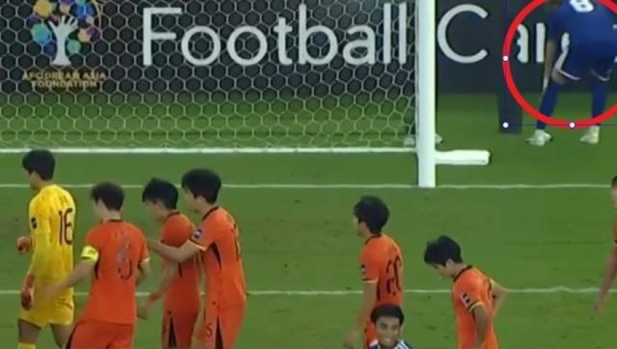 细节做到了极致！日本队主罚点球前：疑似偷看李昊点球笔记