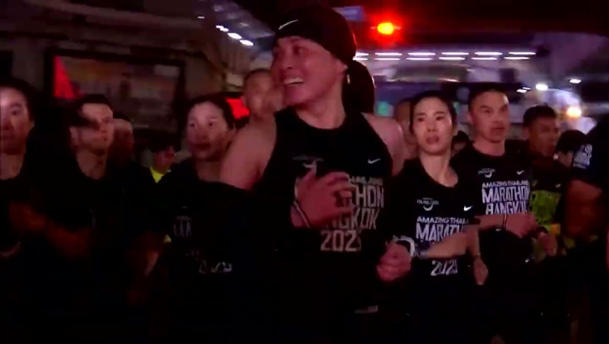 47岁泰国王后苏提达完成半程马拉松（21.1公里）， 王后通过亲身参与鼓励民众关注健康