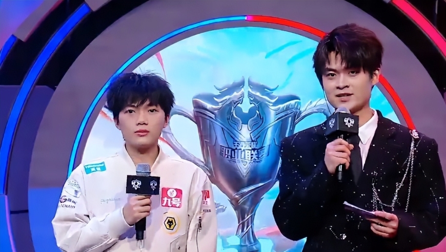 狼队击败LGD斩获首胜，清清赛后采访很开心，首发暂时稳了