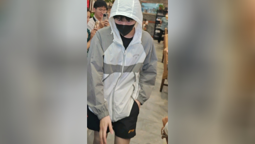 王楚钦现身玉桥餐厅被前去吃饭的球迷偶遇 再次成为“打卡对象”