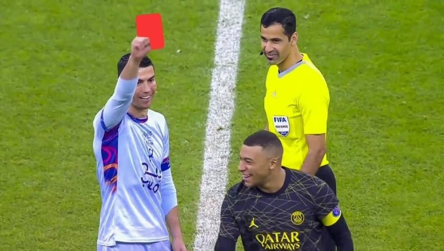 红牌欢乐多！球场上的搞笑染红时刻 网友：真是活该被罚下