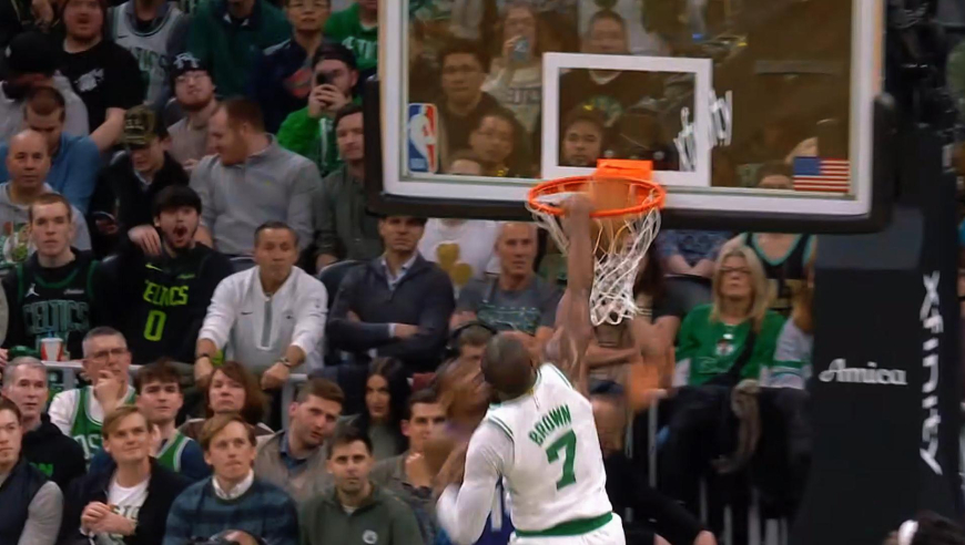 5日NBA官方十佳球：快船桑科比助飞小琼斯 杰伦布朗变向突破秀隔扣