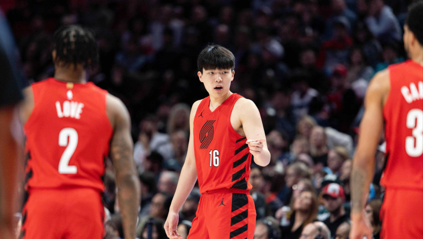 低开高走！杨瀚森首节登场全收录：吃犯规被帽随后得分还抢断送助攻