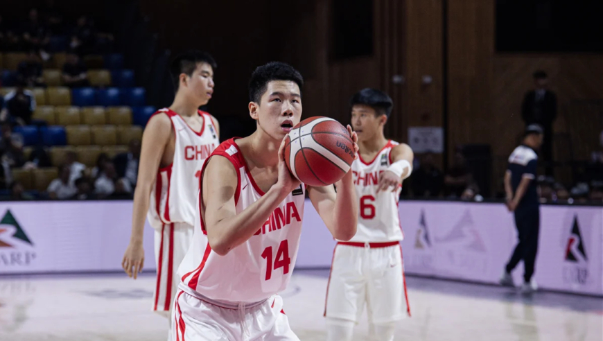 恭喜！中国男篮又一15岁2米08新星崛起：单场轰21+20化身内线怪兽