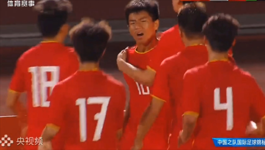 U16国足绝杀乌兹！超远死角贴地斩，球从人群中完美穿过门将只能目送